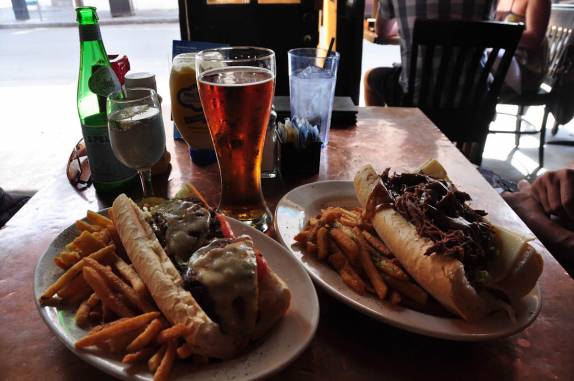 Po-Boy e cerveja da Louisiana em New Orleans, na Louisiana - Estados Unidos